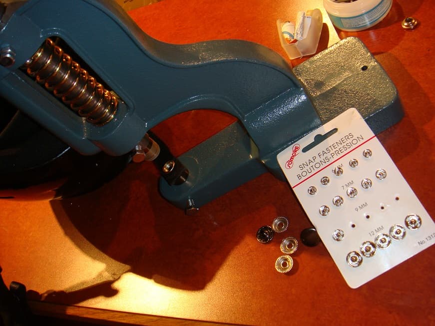 Press-fastener snap machine used for repairs